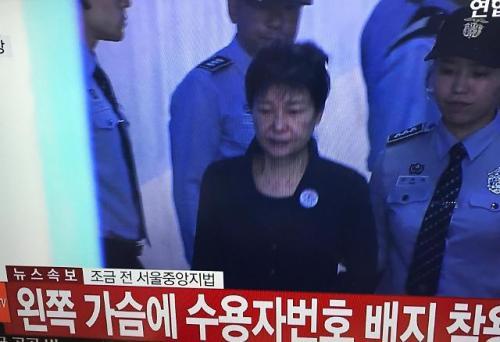 朴槿惠佩戴囚号胸章抵达法院 首次庭审有五大看点