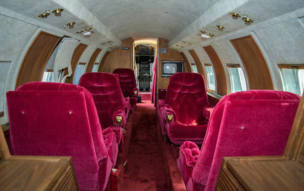 “猫王”最后一架私人飞机拍卖 内部装修豪华奢侈