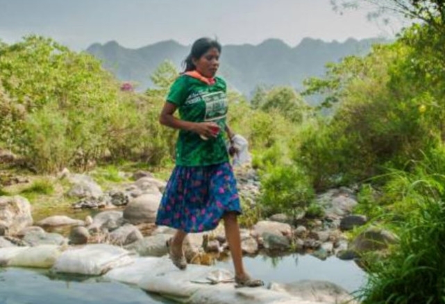 墨西哥部落女性穿凉鞋裙子参加马拉松 赢得冠军