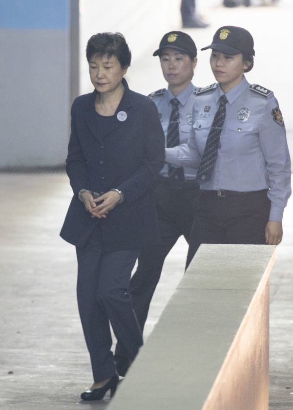 朝鲜官媒报道朴槿惠受审：“叛国贼”戴手铐出庭受审
