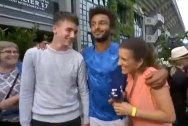 法国网球选手直播采访中强吻女记者 遭赛事除名