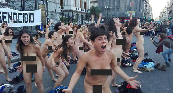 阿根廷女权者裸体游行 抗议对女性暴力行径