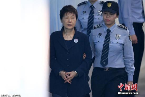 朴槿惠今日再次出庭受审 手上戴保护套引人注目