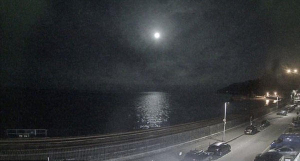 英国监控摄像头拍到罕见火流星 光芒耀眼胜月亮