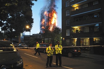 伦敦公寓大火致12死68伤 事前居民曾警告有隐患