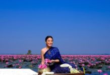 泰女星红莲湖拍泰装写真 尽展女性优雅